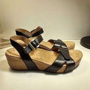 Dansko Laurie Black Leather Ankle Strap Casual Wedge Sandals Women's sz 8.5(39).